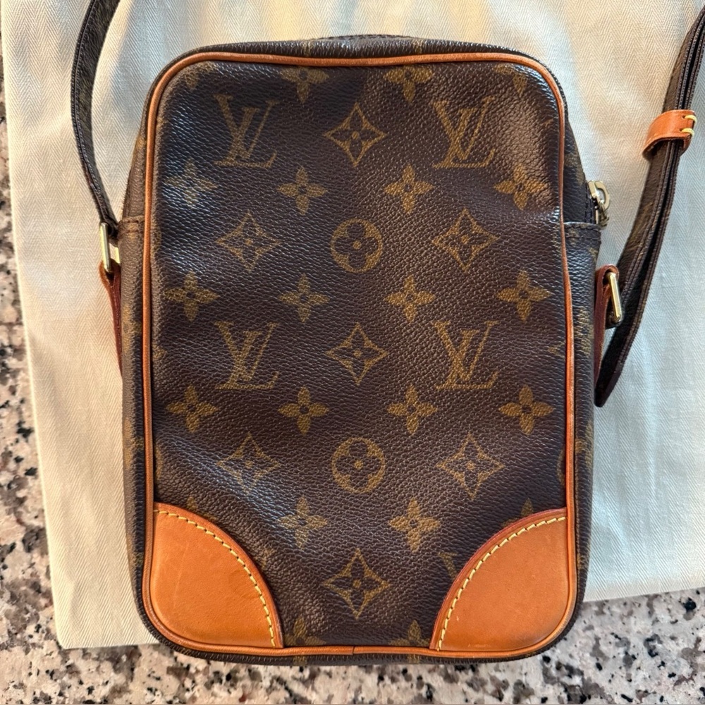 Louis Vuitton Monogram Danube 21 - Picture 6 of 15